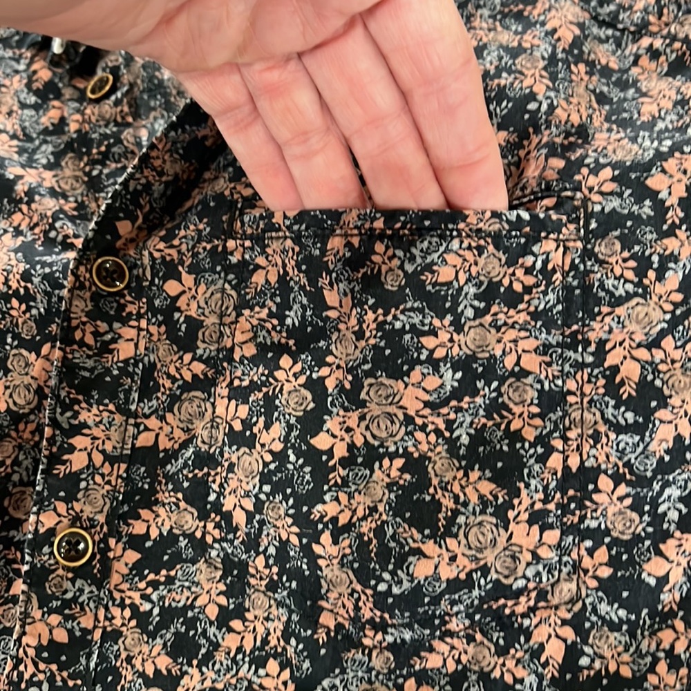 Casual Short-Sleeve Button-Down Shirt in Black with Coral Print - Picture 8 of 8